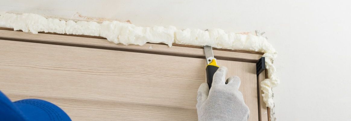 Entfernen von unnötigem getrocknetem Befestigungsschaum aus dem Türschlitz.